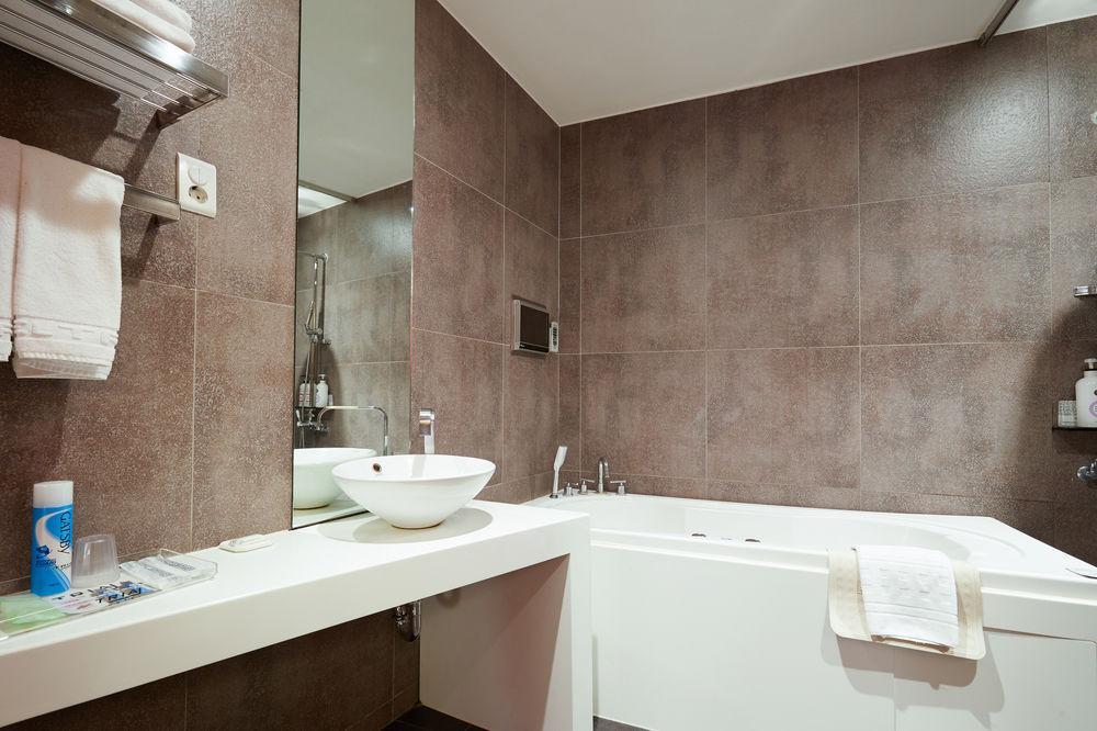 Tria Hotel 3*